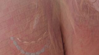 Se refresca su concha con cerveza .