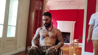 terapeuta se folla a su paciente en silla de ruedas. TERAPIAS ALTERNATIVAS