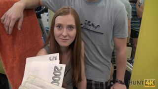 HUNT4K. Coniglietto ingenuo in palestra fa sesso con un maschio ricco