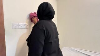 Hot Arabian Muslim Maid Cleaning My Room & She Try To Seduce me By Show Her Huge Fat Ass & Pussy!