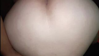 Hermosa latina sexy en estilo perrito, se la follan en cuatro. Se corren en su vagina peluda.