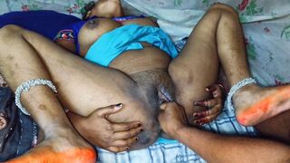 Bhabhi ke chikni chut me devar ne hath dal ke cream nikal diya.big boobs wali desi aunty ko stepuncle ne chut chod ke chut me maal