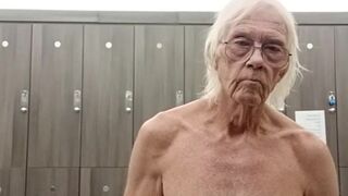 I'm playing with my cock in the gym locker room. See the old many body!