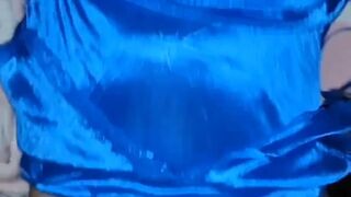 เยสหีสาวข้างห้องชอบอ่อยอยู่เรื่อย Yes, the girl next door likes to flirt all the time.