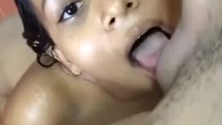 Encuentro a y entro a la ducha a mamarsela