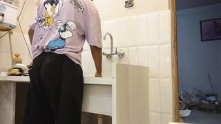 Kitchen mein khane pakate pakate apni madam ki yad a gai