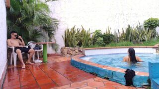 MADRASTRA INVITES HER TO THE POOL TO FUCK