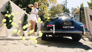 Milfy BBC-hungry Beauty Jessie Shows off New Lingerie