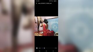 Indian bhabhi ke Ghar par aaye electrecian mistri ne bhabhi ko apni baato me bahlakar apni land ki pyaas bujhai