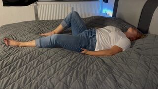 Masturbieren unter der Jeans Stöhnen multiple orgasmen Vorspiel vor dem Sex Mit Clyde