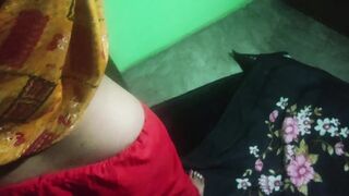 Bhabhi ki ko akela dekhkar choda mota land lekar khus ho gayi