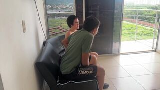 Vendiendo cuadros me encuentro con una cachonda latina que me paga con una dura y rica follada.