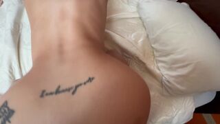 Nalgona de tinder atendida en cuarto de hotel, le gusta follar duro! Parte 2