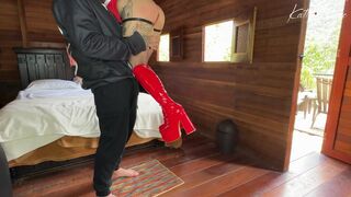 EL LOBO FEROZ SE "COME" A CAPERUCITA ROJA EN LA CABAÑA DEL BOSQUE-KATTY BLAKE