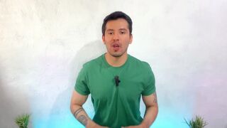 Coach maduro musculoso termina siendo penetrado por el nuevo joven dotado del gym!