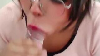 Chica meme te hace una mamada POV