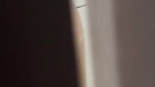 Mi hermanastra exhibicionista me descubre espiándola en la ducha y me invita a pasar