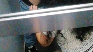 Turista Argentina es infiel y me hace una mamada en el ascensor del hotel - Casero POV