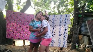 lesbiana excitada le es infiel a su novia con la mejor amiga culona en el patio de la casa