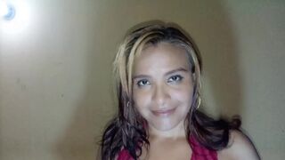 Gina Halime Celebra la Navidad Poniendo su Hermoso Culo a Rebotar