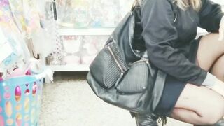 Paseo desnuda en el barrio exhibicionista sin pantis de compras falda PARTE 1