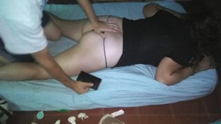 Le meto los dedos a mi vecina mientras grabo con el celular