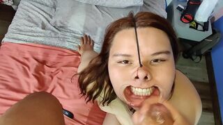 A esta hermosa gordita le encanta usar mi semen como crema para peinar