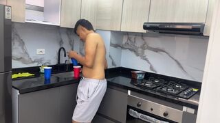 Veo que mi sexi pelirroja hermanastra esta abburrida en casa, entonces le propongo un rico juego.