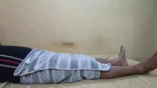 Sasur ne bahu ko per dabane ke bahane se choda