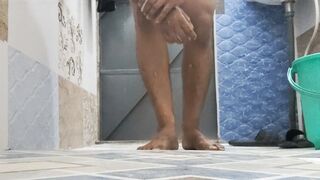 Bathroom nanga okay apni gand se Pani nikaalne lag Gaya