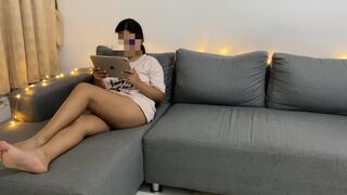 Compañera de cuarto pillada jugando Video Juegos Le Gusta Follar Mientras Juega