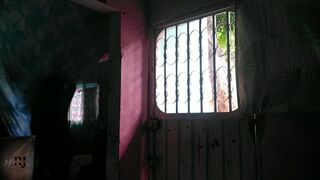 se va el marido de viaje y puta caliente lo engaña con la mujer de los domicilios
