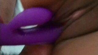 milf puta .. me masturbo con dildo y no se aguanta las ganas de follarme